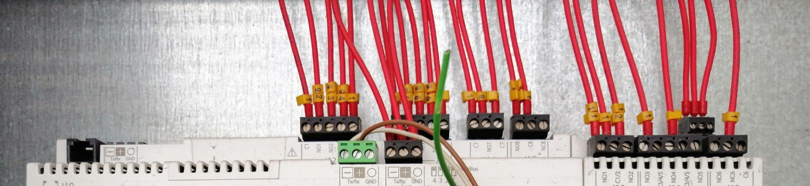 Klemens ve kablolamasıyla HVAC kontrol panosu