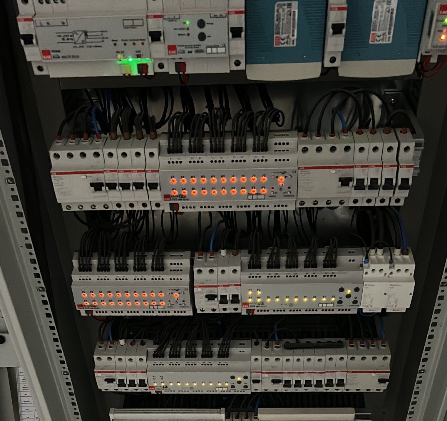 Sigorta ve KNX modülleriyle dolu dağıtım panosu