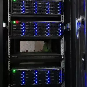 Sistem odasındaki kabinet ve ağ donanımı
